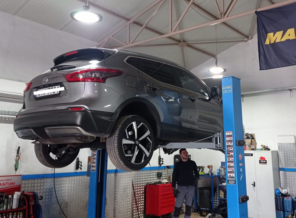 Αυτοκίνητο 4x4 σε ανύψωση για συντήρηση στο Auto Diagnosis.