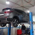 Αυτοκίνητο 4x4 σε ανύψωση για συντήρηση στο Auto Diagnosis.