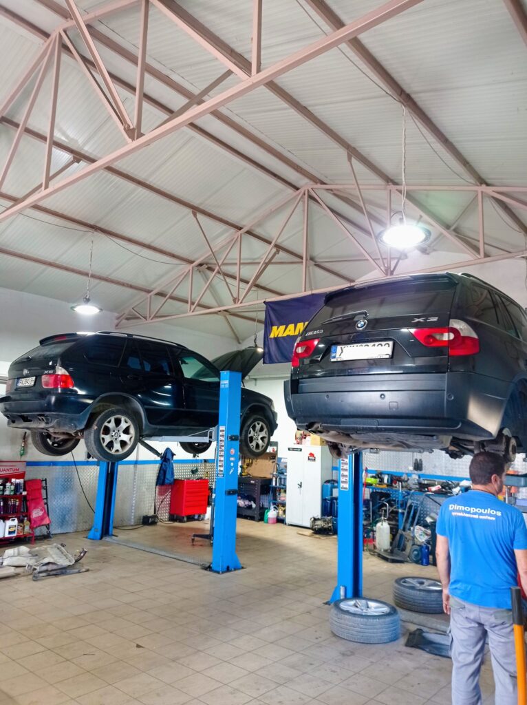 Αυτοκίνητο σε ανύψωση για επισκευή στο Auto Diagnosis.