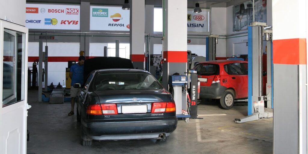Αυτοκίνητο σε εξέλιξη εργασιών συντήρησης στο συνεργείο AUTOFIT ΓΕΩΡΓΙΑΔΗΣ Ι.Α στην Καλαμάτα.