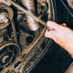 Μηχανικός επισκευάζει το σύστημα αυτοκινήτου στο συνεργείο Κ. & Γ. Κωνσταντινίδης στο Περιστέρι.