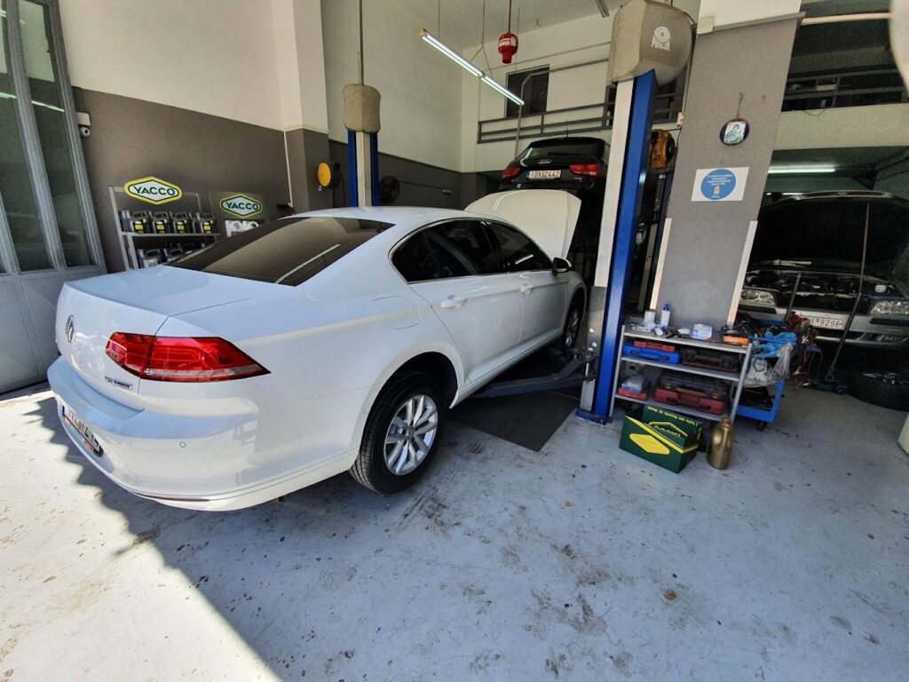 Λευκό αυτοκίνητο σε ανυψωτήρα για service στο D & P AUTO WORKSHOP Ηλιούπολη.