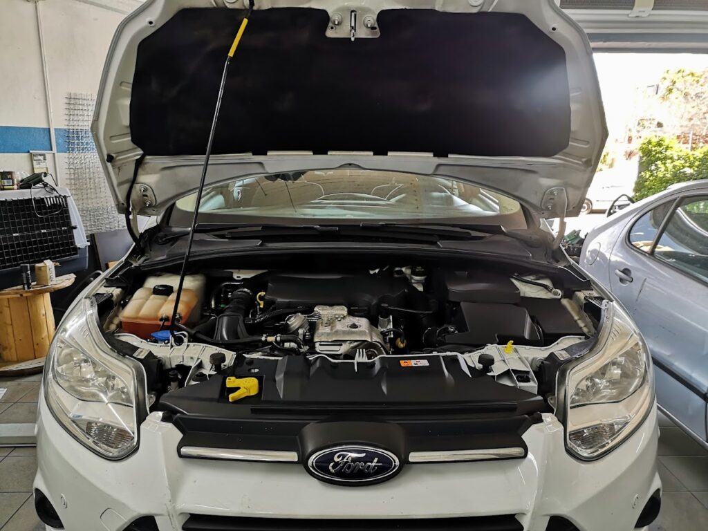 Το Mercedes σε πλήρη συντήρηση στο συνεργείο Saloufas Motorsport.