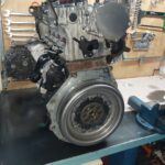 Μηχανικός στο συνεργείο DIVO ENGINEERING με κινητήρα Audi