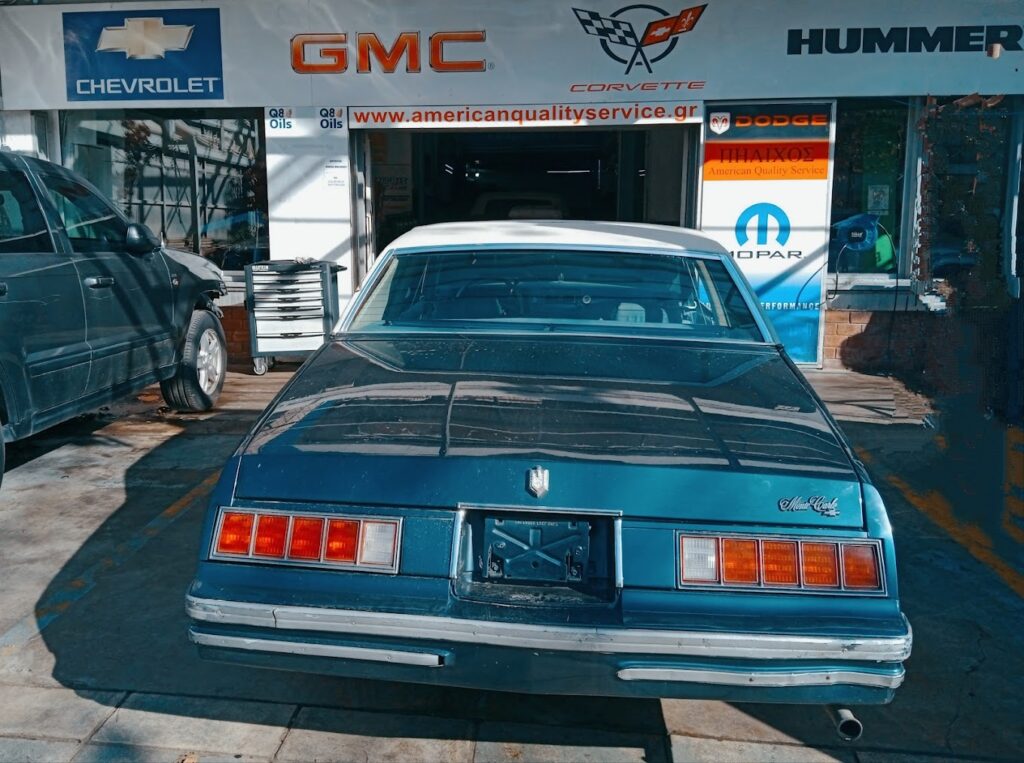 Πράσινη Cadillac στο συνεργείο American Quality Service στην Αθήνα.