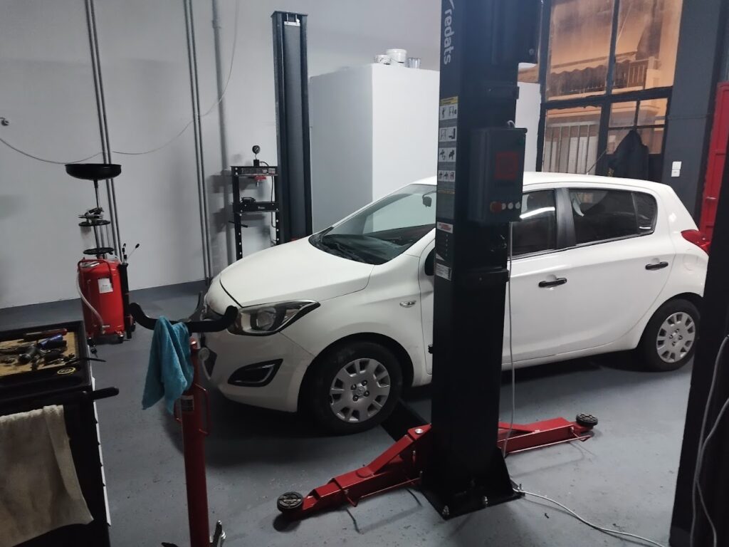 Hyundai σε ανυψωτήρα στο συνεργείο K&J AUTO MECHANIC'S στον Νέο Κόσμο
