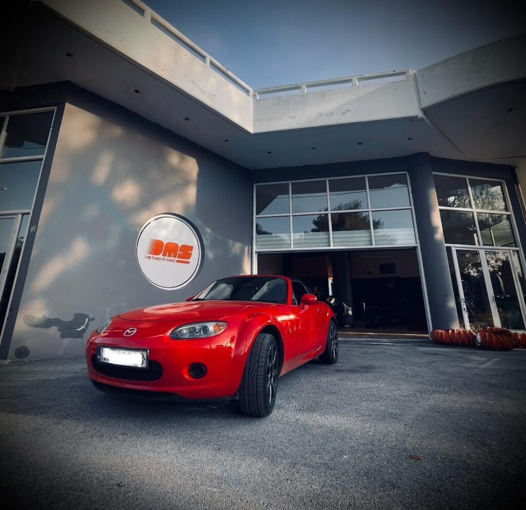 Mazda MX-5 έξω από το συνεργείο DMS TUNED by Gianic