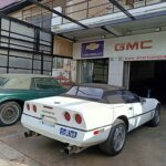 Λευκή Corvette στο συνεργείο American Quality Service στο Νέο Ηράκλειο.