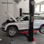 SUV σε διαδικασία συντήρησης στο συνεργείο K&J AUTO MECHANIC'S στον Νέο Κόσμο