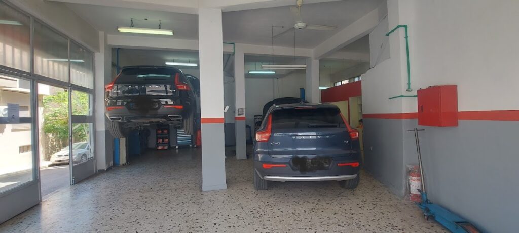 Citroen πάνω σε ανυψωτικό και αυτοκίνητο έτοιμο για επισκευή.