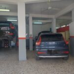 Citroen πάνω σε ανυψωτικό και αυτοκίνητο έτοιμο για επισκευή.