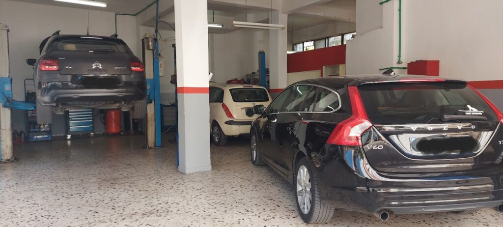 Δύο αυτοκίνητα έτοιμα για συντήρηση στο συνεργείο