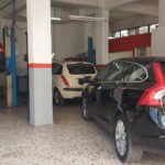 Δύο αυτοκίνητα έτοιμα για συντήρηση στο συνεργείο