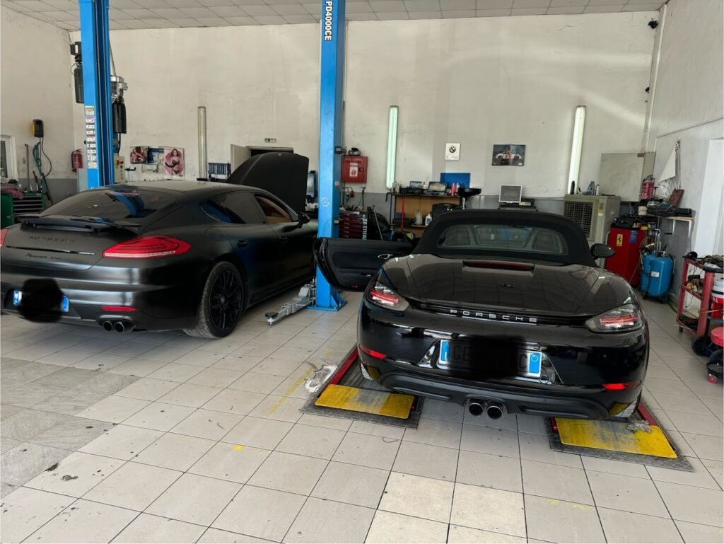 Δύο Porsche σε ανυψωτικά για έλεγχο στο GTservice Center Ηγουμενίτσα