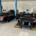Δύο Porsche σε ανυψωτικά για έλεγχο στο GTservice Center Ηγουμενίτσα