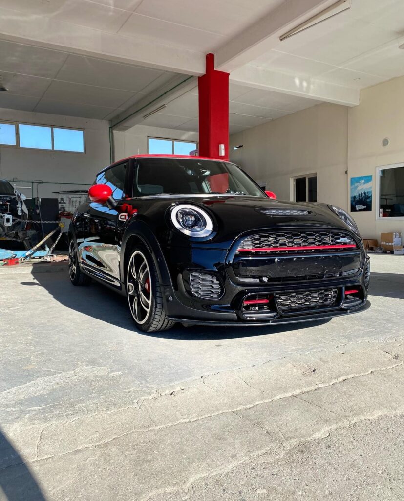 MINI Cooper σε εξωτερικό χώρο μετά από επισκευή φανοποιίας.