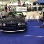 Μαύρη BMW σε έκθεση αυτοκινήτου εκπροσωπώντας το συνεργείο BMW Koroneos