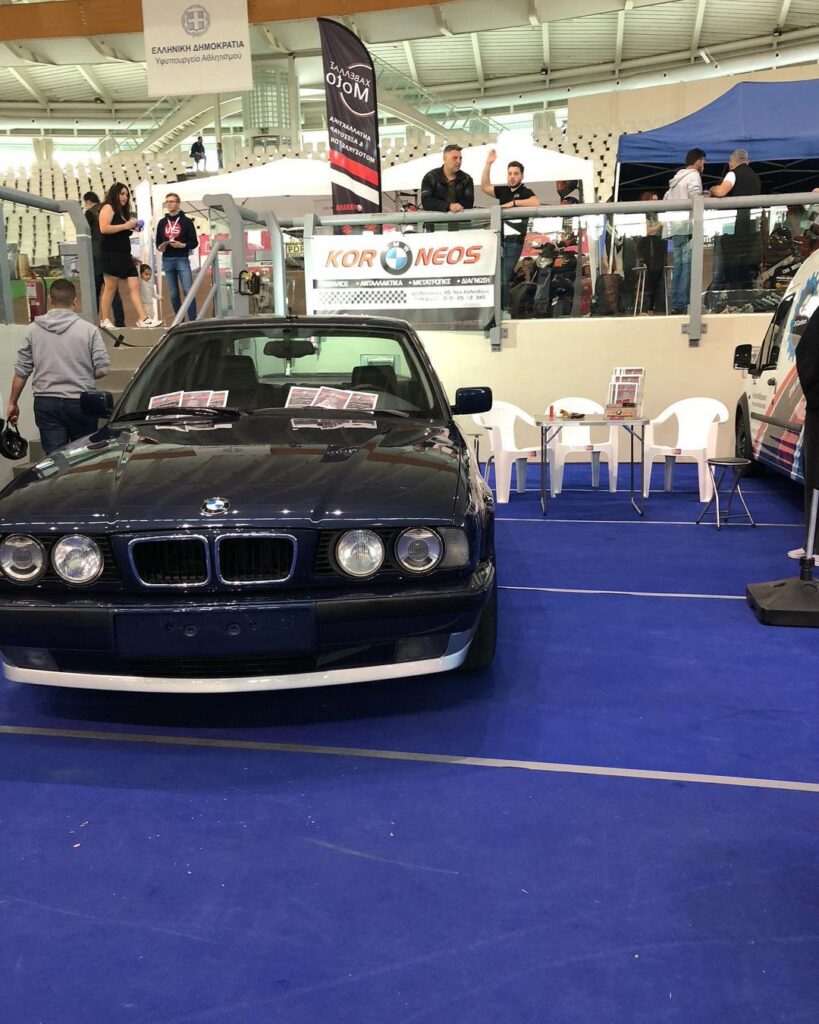 Μαύρη BMW σε έκθεση αυτοκινήτου εκπροσωπώντας το συνεργείο BMW Koroneos