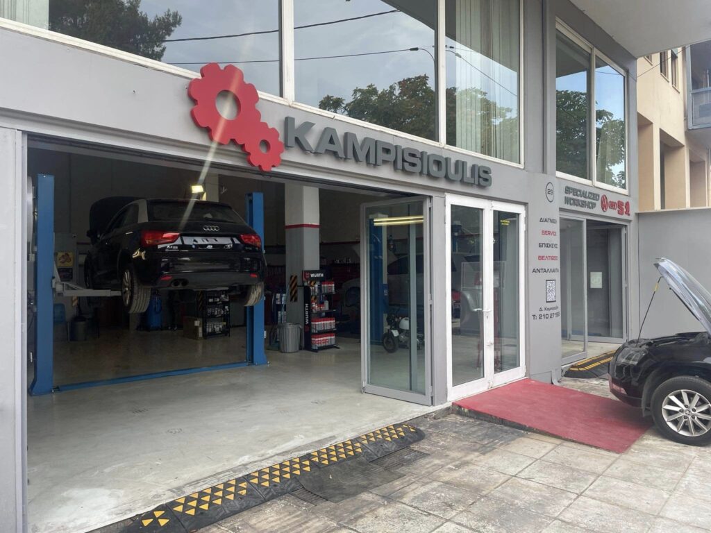 Εξωτερική όψη του KAMPISIOULIS Workshop με Audi πάνω σε ανυψωτικό.