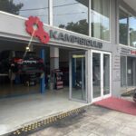 Εξωτερική όψη του KAMPISIOULIS Workshop με Audi πάνω σε ανυψωτικό.