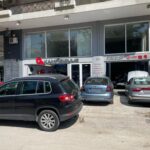 Εξωτερικός χώρος του KAMPISIOULIS Workshop με παρκαρισμένα Seat, Skoda, VW και Audi.
