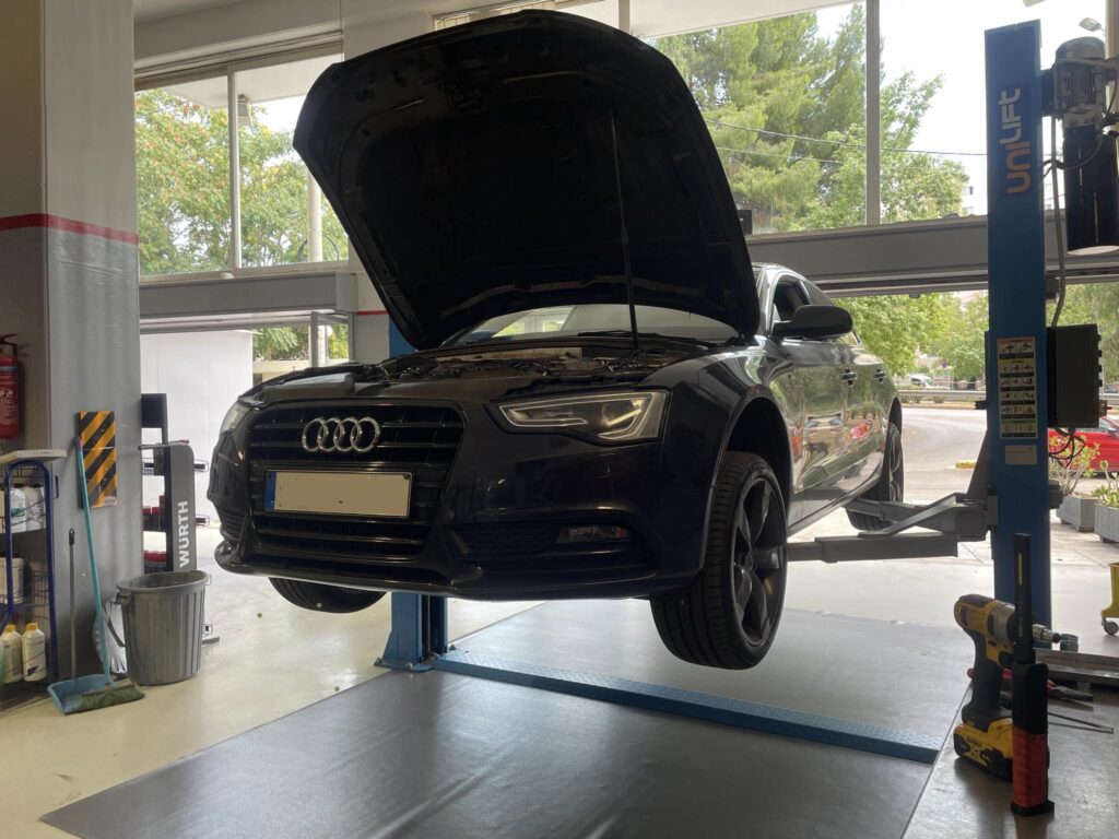 Audi πάνω σε ανυψωτικό στο KAMPISIOULIS Workshop για επισκευές.