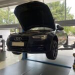 Audi πάνω σε ανυψωτικό στο KAMPISIOULIS Workshop για επισκευές.