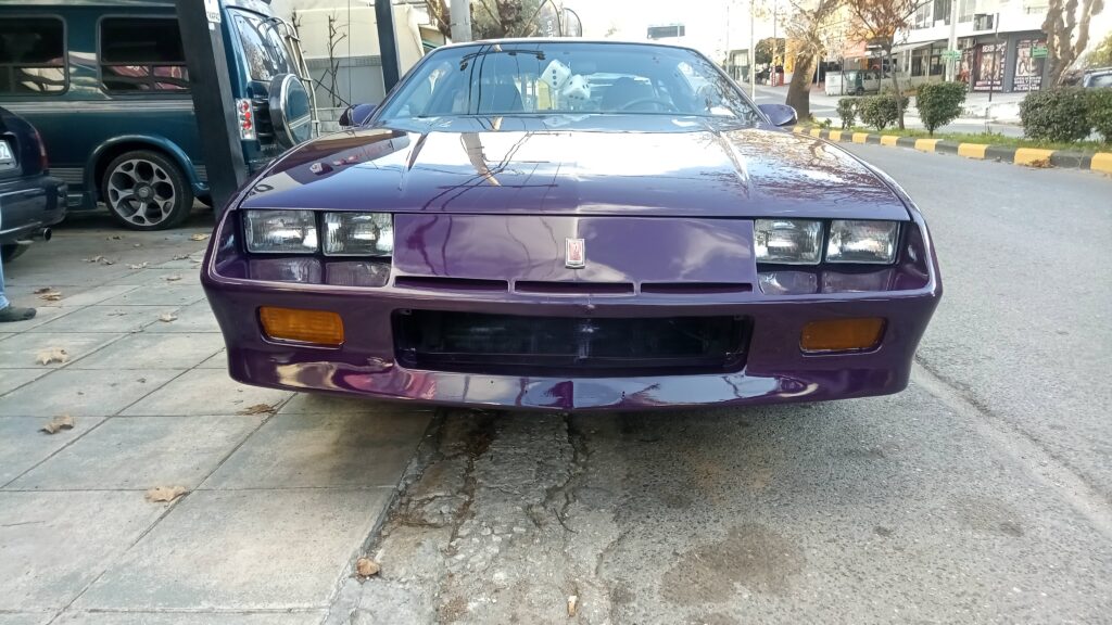 Μωβ Chevrolet Camaro στο συνεργείο American Quality Service στην Αθήνα.