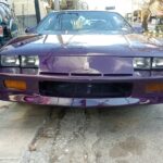 Μωβ Chevrolet Camaro στο συνεργείο American Quality Service στην Αθήνα.