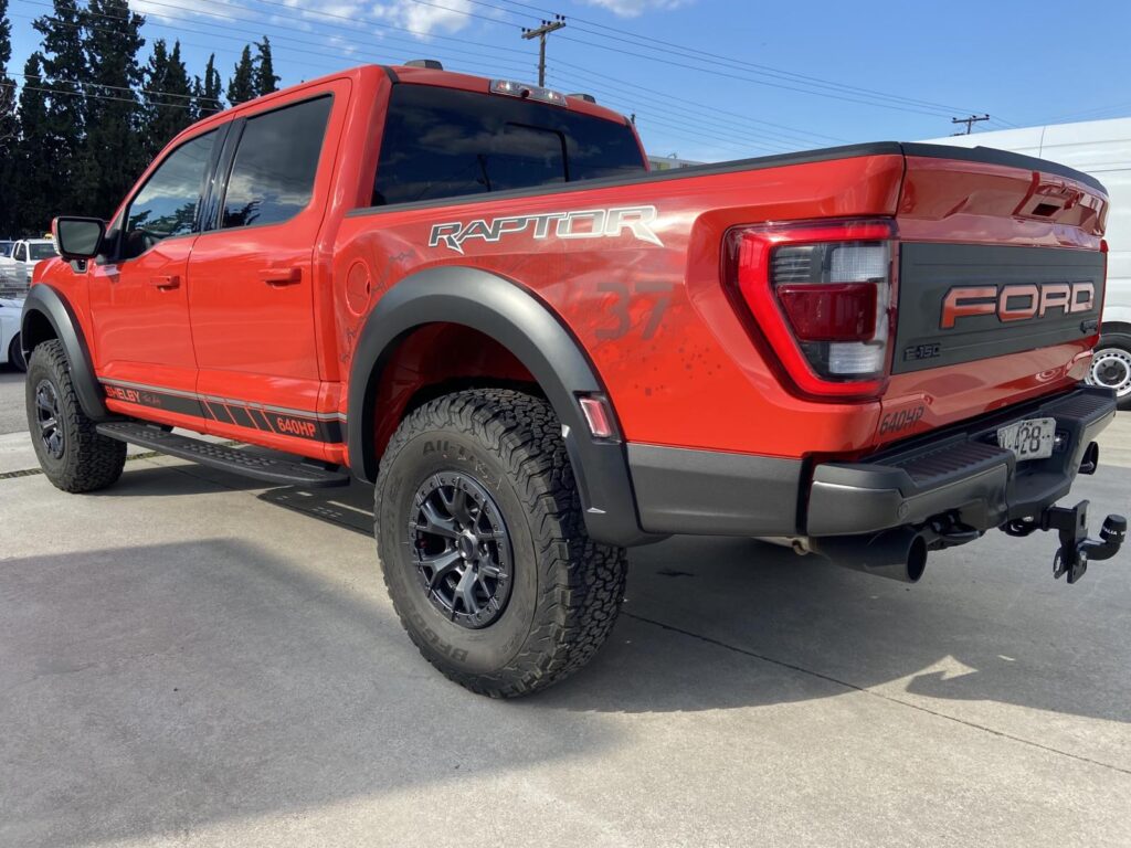 Κόκκινο Ford F-150 Raptor στο συνεργείο American Quality Service στην Αθήνα.