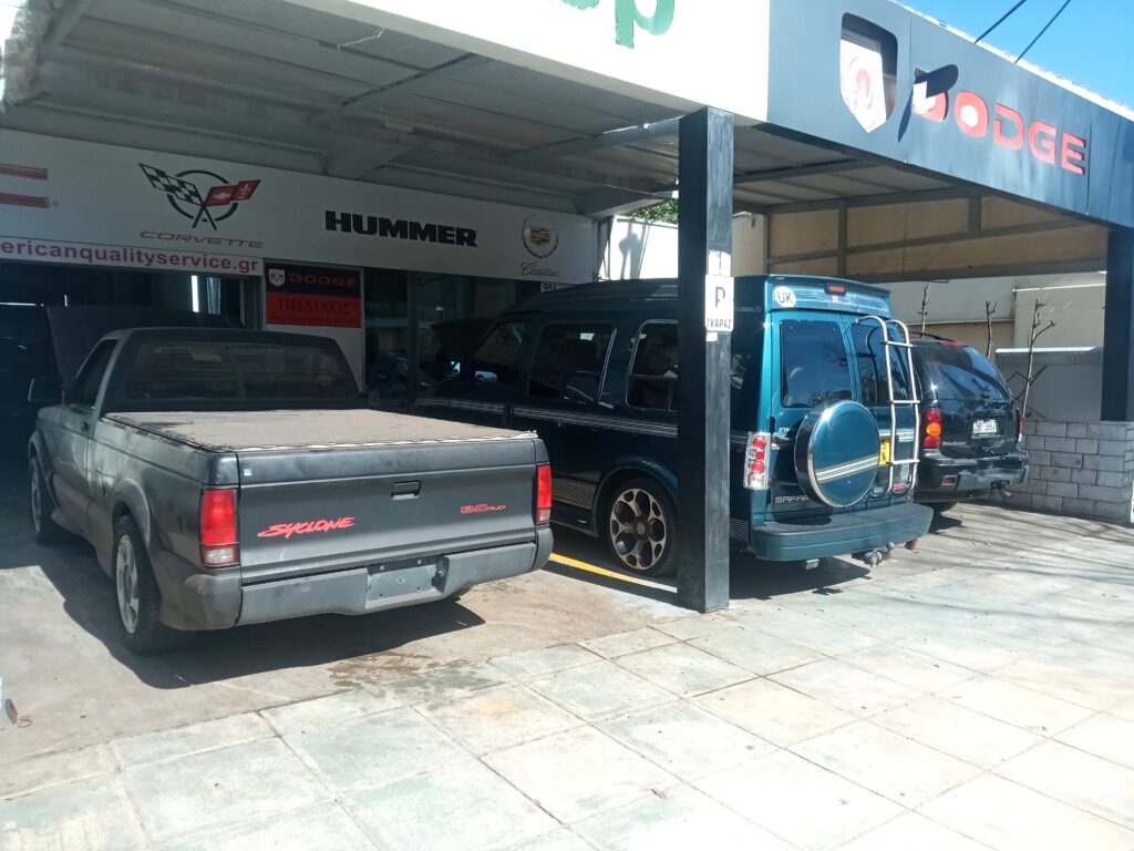 Μαύρο αμερικάνικο αυτοκίνητο και SUV στο συνεργείο American Quality Service στην Αθήνα.
