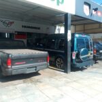 Μαύρο αμερικάνικο αυτοκίνητο και SUV στο συνεργείο American Quality Service στην Αθήνα.