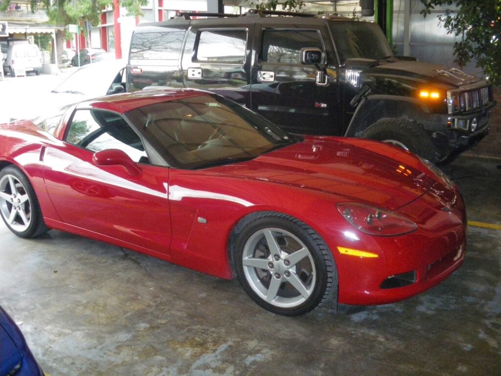 Κόκκινη Pontiac στο συνεργείο American Quality Service στην Αθήνα.