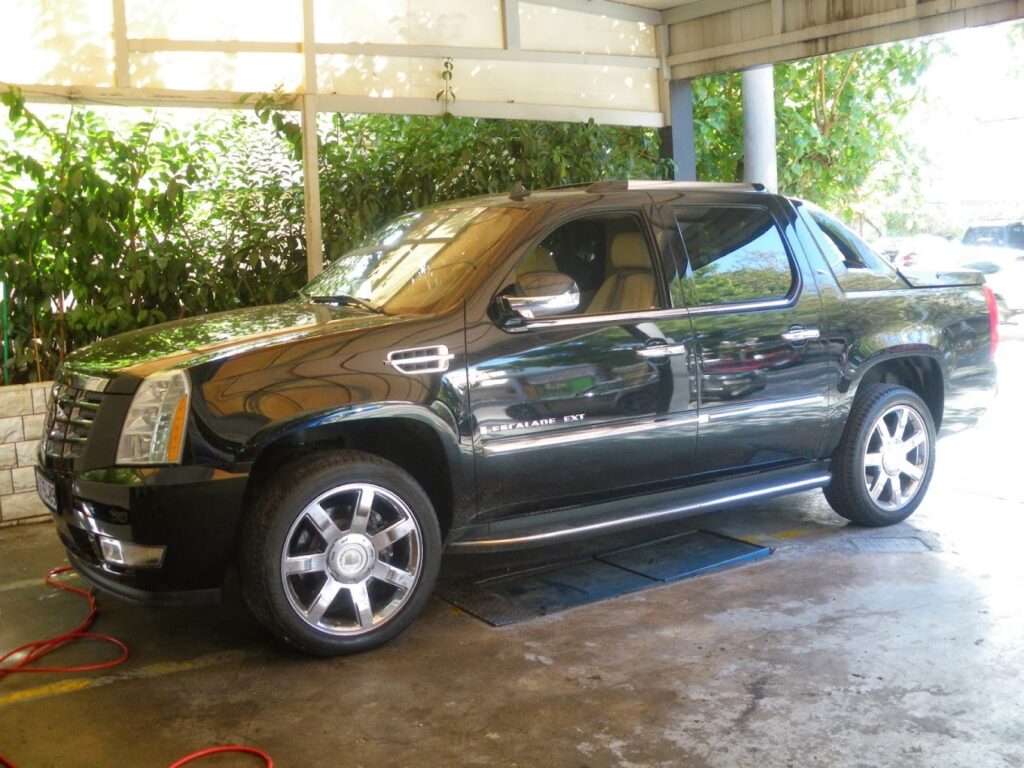 Αμερικάνικο GMC SUV στο συνεργείο American Quality Service στο Νέο Ηράκλειο.