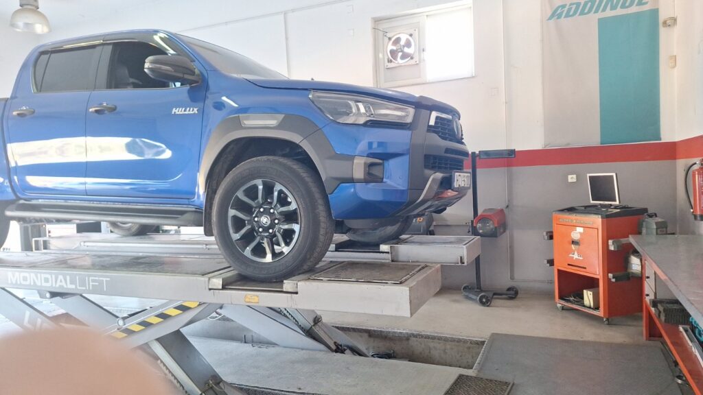 Toyota SUV σε ανυψωτήρα για έλεγχο ανάρτησης στο Rigakis Auto Service.