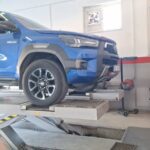 Toyota SUV σε ανυψωτήρα για έλεγχο ανάρτησης στο Rigakis Auto Service.