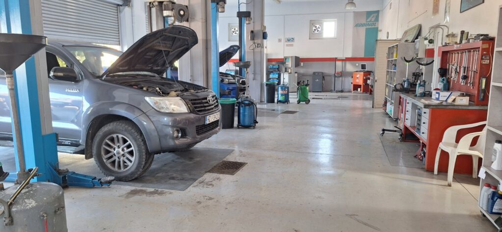 Αυτοκίνητο Toyota σε έλεγχο μηχανής στο συνεργείο Rigakis Auto Service.