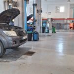 Αυτοκίνητο Toyota σε έλεγχο μηχανής στο συνεργείο Rigakis Auto Service.