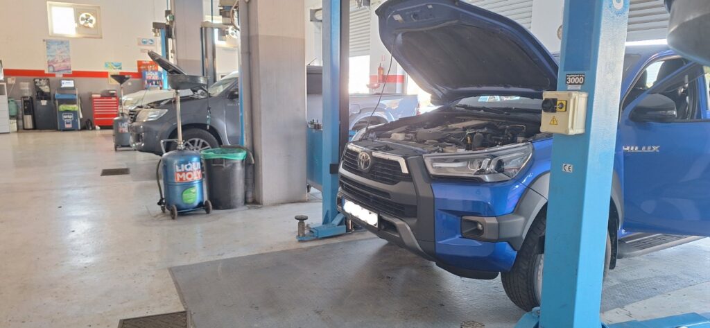 Τεχνικός ελέγχει τη μηχανή Toyota στο Rigakis Auto Service.