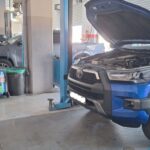 Τεχνικός ελέγχει τη μηχανή Toyota στο Rigakis Auto Service.