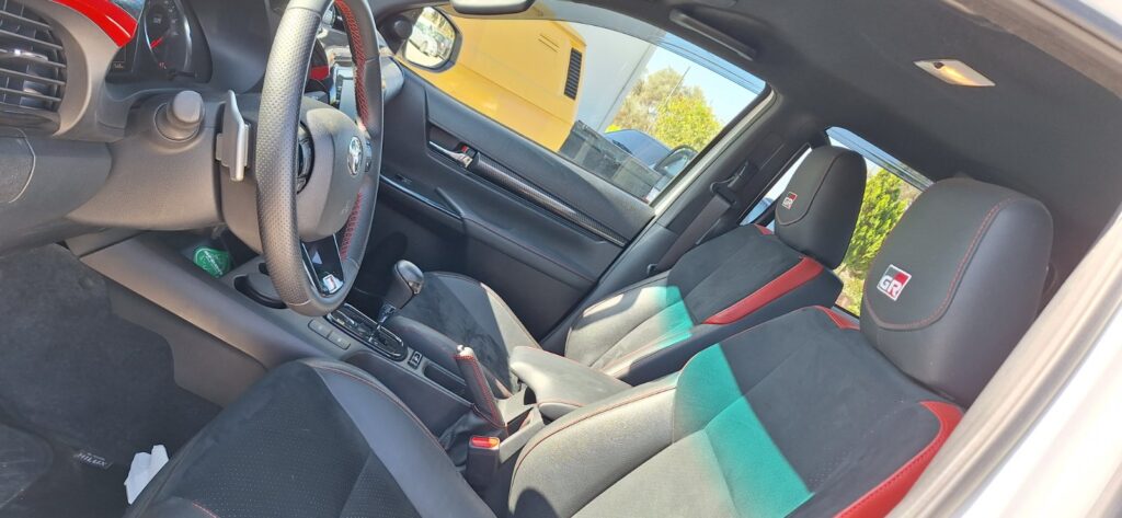 Εσωτερικό Toyota Hilux κατά τη διάρκεια συντήρησης στο Rigakis Auto Service.