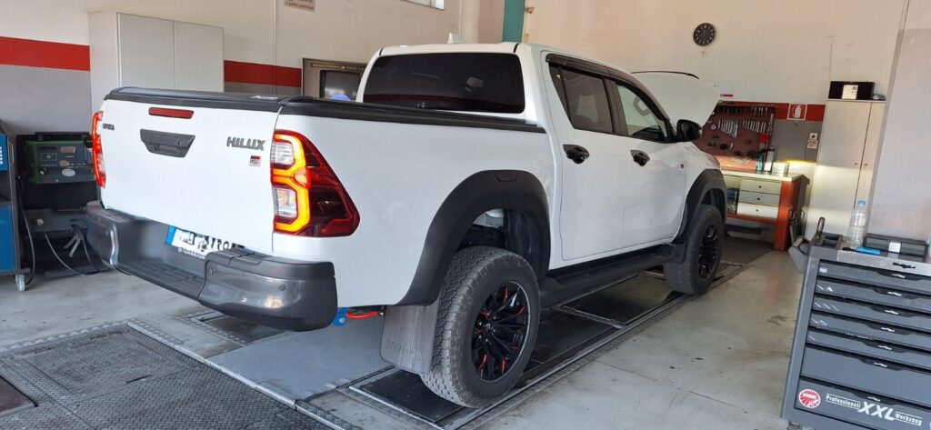 Toyota Hilux σε ανυψωτήρα στο Rigakis Auto Service για έλεγχο στις Μοίρες Ηρακλείου.