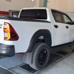 Toyota Hilux σε ανυψωτήρα στο Rigakis Auto Service για έλεγχο στις Μοίρες Ηρακλείου.