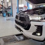 Toyota Hilux με ανοιχτό καπό για έλεγχο κινητήρα στο συνεργείο Rigakis Auto Service.