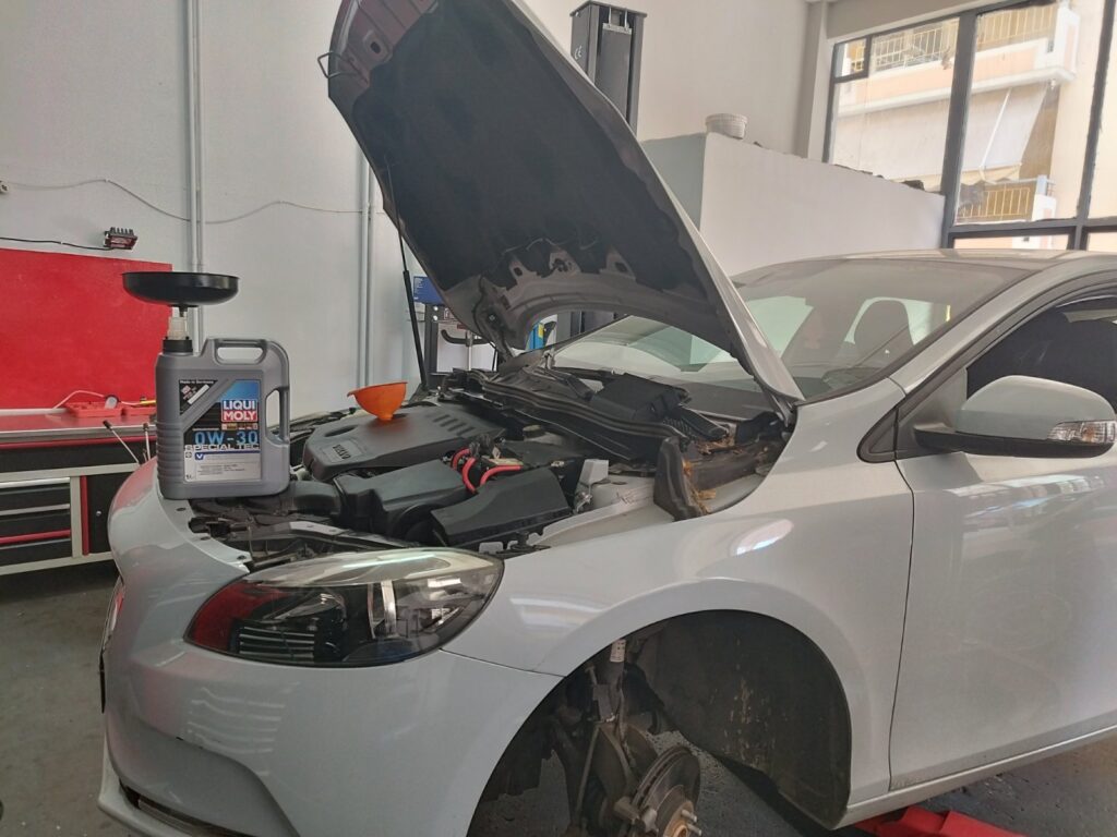 Hyundai αυτοκίνητο με ανοιχτό καπό, έτοιμο για επισκευή στο K&J AUTO MECHANIC'S.