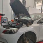 Hyundai αυτοκίνητο με ανοιχτό καπό, έτοιμο για επισκευή στο K&J AUTO MECHANIC'S.