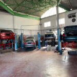 Εσωτερικός χώρος του AutoGas Θεσσαλίας με ανυψωτικά και αυτοκίνητα