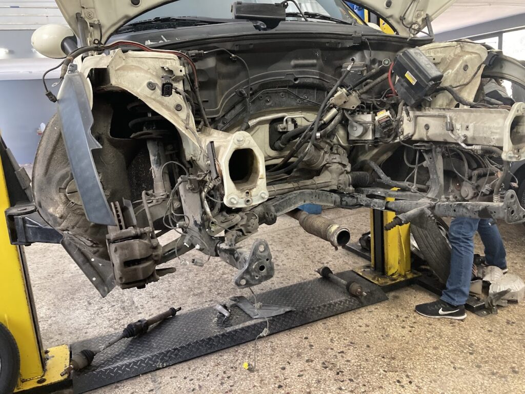 Εργασία επισκευής κινητήρα στο KN Garage, το εξειδικευμένο συνεργείο Volvo στον Νέο Κόσμο.