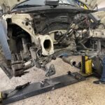 Εργασία επισκευής κινητήρα στο KN Garage, το εξειδικευμένο συνεργείο Volvo στον Νέο Κόσμο.