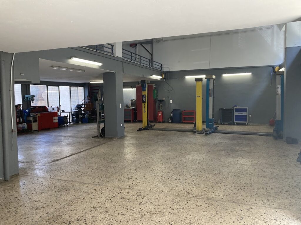 Ο άρτια εξοπλισμένος χώρος του KN Garage στον Νέο Κόσμο, έτοιμος για συντήρηση Volvo.